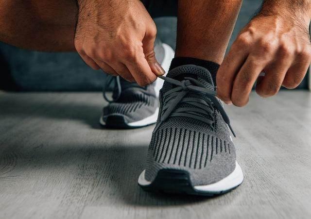 Bez ayakkablarnz amar makinesinde ykamak isterseniz onlar yastk klfnn iine koyup yle ykayn. Bu sayede bez ayakkablarnz zarar grmeden ilk gnk gibi kalacaktr.