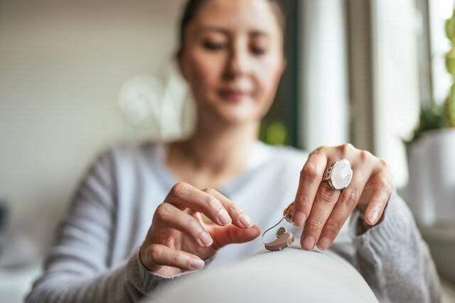 Kadnlarn en ok sevdii aksesuarlardan biri olan kpeler kulaklar hassas olan kiilerde yara yapar. Bunu nlemek iin metal kpelerinizin u ksmna yani kualanzdan geen ksmna effaf oje srn. Bylece kulaklarnza yara olmayacaktr.