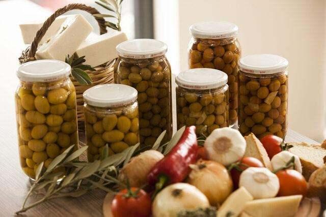 Kavanozun zerinde yer alan etiketleri karmak istiyorsanz yntem ok basit. Evde yemeklere kullandnz margarini aln ve etiket olan ksma srp bekletin. 10 dakika kadar beklettikten sonra kolayca ktn greceksiniz.          te bu kadar...