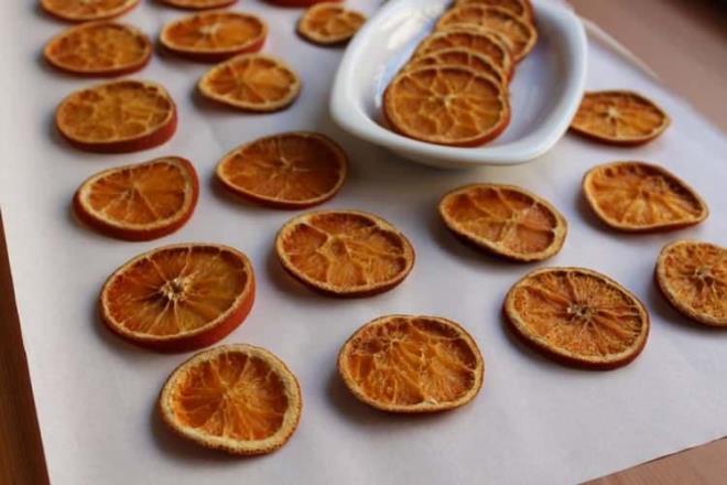 Portakal dilimlerini kesip yal kadn stne koyup petein zerinde kurutarak tketebilirsiniz.