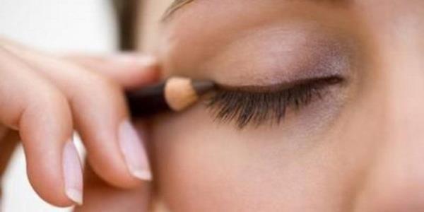 Gz nezlesi olarak bilinen konjonktivit gz far, gz kalemi ve rimel gibi bakasnn makyaj malzemeleriyle geebilir.