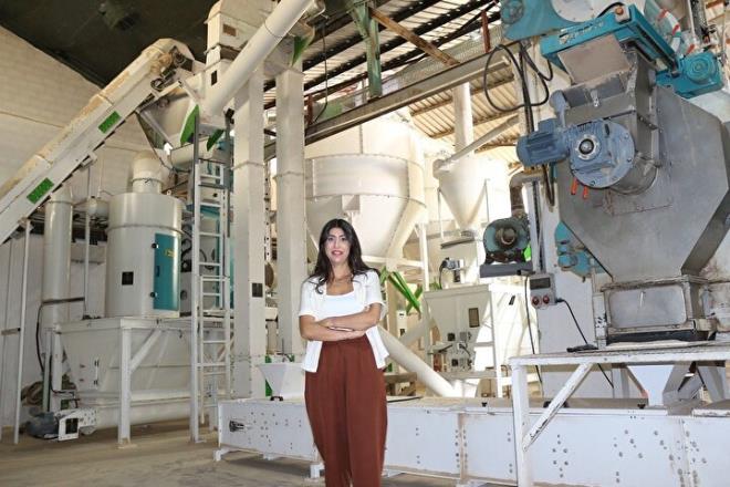 "Kmre gre neredeyse tamam yanan bir rn"<p>      Yatrm sayesinde Sfr Atk projesine destek verdiklerini belirten Zorlu, ?Kmre gre neredeyse tamam yanan, geride ihmal edilebilecek oranda kl brakan, kalorisi yksek, karbonmonoksit (CO) salnm kabul edilebilir deerin altnda, depolanmas kolay, evre dostu olan deerli bir rn yeniden ekonomiye kazandryoruz. evre dostu bu yatrmmzla, 2017 ylnda devletimizin balatt ve bugn dnya gndeminde yer bulan Sfr Atk projesine de katk saladmz dnyoruz. 7,2 milyon yatrm tutarl projeme 3,9 milyon lira destek salayan devletime ve bu yatrmn hayat bulmasnda katk salayan herkese ok teekkr ediyorum?ifadelerini kulland.