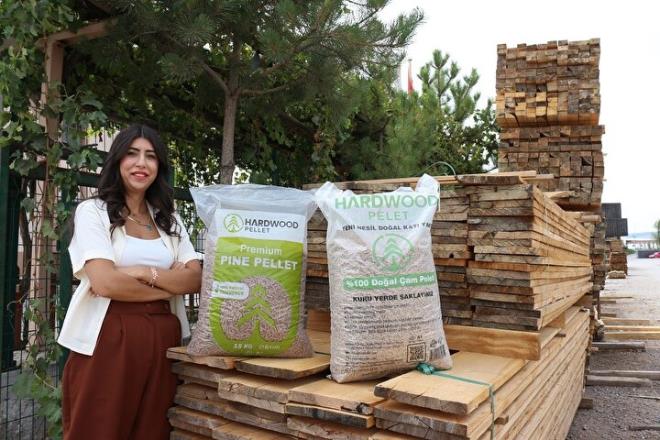 ?Bir tane bile aacn fazladan kesilmesi gerekmiyor?<p>      Tesiste yaplan retim iin fazladan aa kesilmesine gerek kalmadn kaydeden Zorlu, Tesisimizde am kerestesi retimimiz srasnda ortaya kan ekonomik deeri olmayan kereste atklar ve tala retim ortamndan uzaklatrarak depolamak iin ayrca bir zaman, igc ve para harcyorduk. Ya da isteyenlere veriyorduk. imdi bu atklar pelet retim tesisimizin hammaddesi oldu. Orman rnleri ileyen dier tesislerin atklarn da ok uygun fiyatlarla satn almak suretiyle onlarnda atklarndan kurtulmalarna ve ayn zamanda para kazanmalarna vesile oluyoruz. Pelet retimimizde hammadde teminimiz orman rnlerinin atklarnn deerlendirilmesi ve geri dnmne dayandndan dolay bizim tesisimizin ihtiyac iin bir tane bile aacn fazladan kesilmesi gerekmiyor. Yatrmmzla hem kendi atk am tomruk, kereste paralarn ve talalarn hem de dier tesislerde ortaya kan atklar alp am peletine dntryoruz? diye konutu.