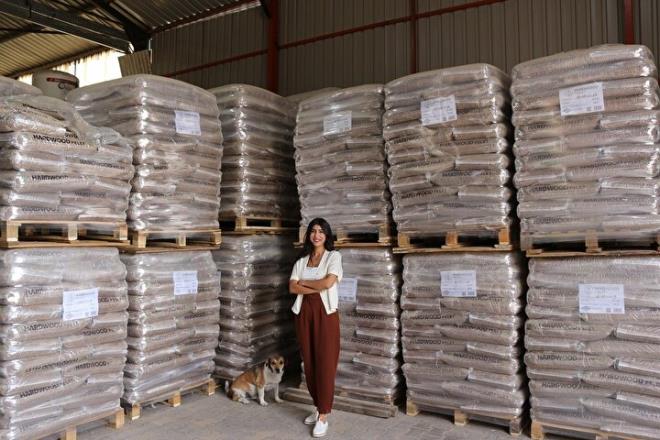 ?Katma deerli rnler sektrne bavuru yapabileceimizi sylediler?  <p>    Bir yaknn tavsiyesi zerine devlet destei olduunu rendiini belirten Ebru Zorlu, ?Ailem 1996 ylndan beri her trden kereste retimi ve ahap ev yapm ii ile urayor. Bu retimleri gerekletirirken ortaya kan atklarn deerlendirilmesi amacyla pelet retim iine yatrm yapmaya karar verdik. TKDK'dan, hayvanclk tesisi kuran bir yaknmzn ?birok sektre destek veriyorlar, gidin grn' demesiyle haberdar olduk. Projemizi anlattmzda katma deerli rnler sektrne bavuru yapabileceimizi sylediler. Projemiz tamamlanana kadar hep yardmc oldular? dedi.