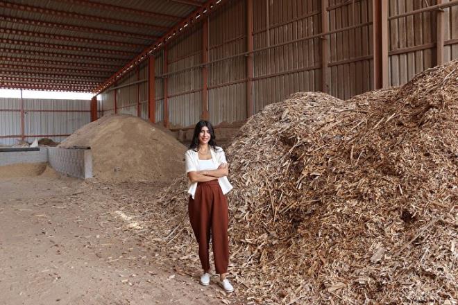 "ki vardiya ile altmzda retim kapasitemiz yllk 12 bin tona kacak"  <p>    15 kiinin tesiste istihdam edildiini kaydeden Zorlu, ?2023 yl biterken yatrmmz tamamladk ve pelet retimine baladk. uan tesisimizde kereste imalat ve pelet retimi blmlerimizde 15 alanmzla, tek vardiyada ylda 6 bin ton pelet retimi yapyoruz. Mteri kitlemiz oaldka iki vardiya ile altmzda retim kapasitemiz yllk 12 bin tona kacak. Ev kullanclar iin 6 milimetre, endstriyel tesislerde kullanlmak zere de 8 milimetre boyutlu, hibir kimyasal katk kullanmadan, yzde yz am odunu ve kereste artklarndan elde ettiimiz am talandan pelet retiyoruz. rnmz iin Trk Standartlar Enstits (TSE) ve Avrupa Birliine (AB) ihra sertifikalar aldk. imdilik genellikle Karadeniz, Dou ve Gneydou Anadolu blgelerindeki illerde bulunan mterilerimize sat yapyoruz? eklinde konutu.