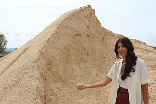 orum'da ailesinin 1996 ylndan beri srdrd kereste retimi ve ahap ev yapm iinden artan ahap atklar deerlendirmek isteyen 2 ocuk annesi gen yatrmc Ebru Zorlu, pelet retim tesisi kurmaya balad. Zorlu, devlet destei almak iin Tarm ve Krsal Kalknmay Destekleme Kurumu'na (TKDK) bavurdu. IPARD II 11. Bavuru ar Dneminde projesi desteklenen Ebru Zorlu, 7,2 milyon liralk yatrm iin 3,9 milyon lira hibe destei ald. orum Merkez ilesine bal Kayaca ky mevkiinde tesisisi kuran Zorlu, 2023 ylnn sonunda retime balad. Tesiste ekonomik deeri kalmayan kereste atklarn katma deerli rne dntrlerek hem ekonomiye katk salyor hem de doann korunmasnda byk rol oynuyor.