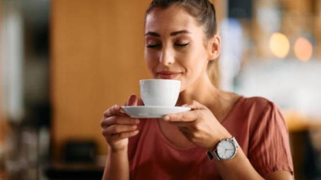 Kahve tkettikten sonra hazmszlk, sindirim problemleri ve daha birok farkl problem yayorsanz, tkettiiniz kahvenin iine bir miktar tuz serpmeyi deneyin. Bir dier yntem ise, kahveyi demlemeden nce, tozuna bir miktar tuz ilave etmektir. Bu sayede daha hafif ve sindirilebilir bir kahve iebilirsiniz. Gn boyu mideniz rahat eder.