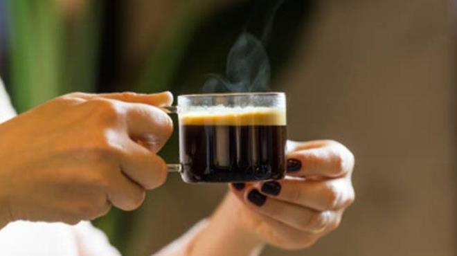 Tuzlu kahve ise kulaa tuhaf gelse de beslenme uzmanlarna gre olduka faydaldr. Beslenme uzmanlarnn da onaylad bu durum, iki farkl ekilde ie yaryor. Bunlardan birincisi, kahve ekirdeklerinin iinde bulunan aromay n plana karmas ve altnda yatan farkl notalar daha belirgin hale getirmesi.