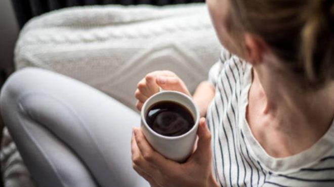 Dier fayda ise, kahvenin ac tadyla ilgili. Tuz kristalleri kahvedeki ac molekllerin ntrlemeye balamasna yardm eder. Yani az burkan ac tad hafifletebildiini sylemek mmkn. Bu sayede kahvenin tadn etkilemeden daha sindirilebilir olmasna yardmc olabilir.