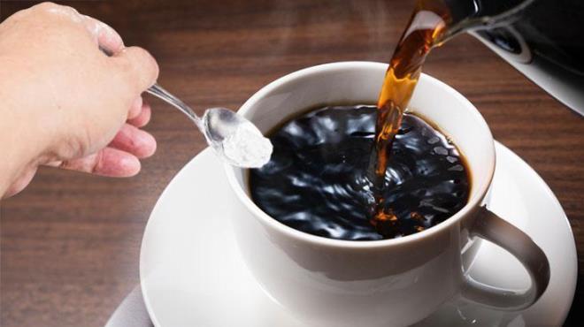 Dnya genelinde en ok tketilen ieceklerden biri kahvedir. Genellikle filtre kahve, espresso, cappuccino, macchiato gibi eitler sklkla tercih edilir. Damak zevkine gre ekillenen kahveler, st ve eker ile birletirilir. Ancak kahveye tuz eklemek, ok az kiinin aklna gelir. Peki, kahveye neden tuz eklemeliyiz?