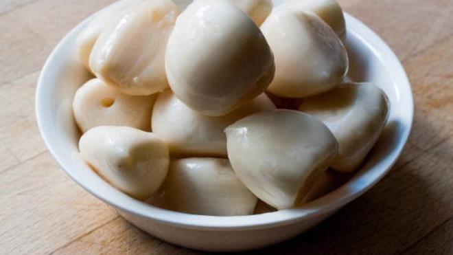 4. ZEYTNYAI LE KORUMA YNTEM<p>    Sarmsaklar zeytinyana batrmak, hem lezzetini artrr hem de bozulmasn engeller. Zeytinya, sarmsaklarn oksidasyonunu engeller ve onlar nemden korur. Bir kavanoza zeytinya ekleyip, sarmsaklar iine koyarak bu karm buzdolabnda saklayabilirsiniz. Zeytinyandaki sarmsak, yaklak bir ay boyunca taze kalr. Bu yntem, zellikle yemeklerde kullanmak zere sarmsaklarn saklanmasnda olduka ie yarar. Ayn zamanda, zeytinyal sarmsak, salatalar ve mezeler iin harika bir malzeme olur.