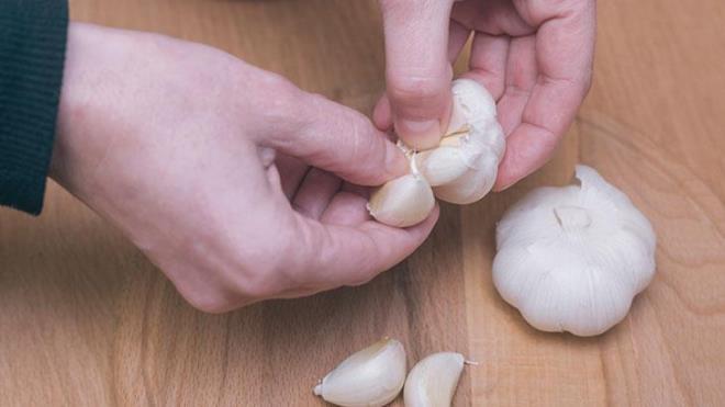 7. SARIMSAKLARI KURU BR YERDE ASIN<p>    Sarmsaklar asarak saklamak, onlar uzun sre taze tutmann doal bir yntemidir. Sarmsak balarn birbirine balayp, bir ip veya tel ile tavanda veya serin bir odada asabilirsiniz. Bu ekilde saklanan sarmsaklar, havaland iin nemden uzak durur ve uzun sre taze kalr. Ayrca, asl sarmsaklar mutfanzda dekoratif bir grnm de yaratr. Bu geleneksel yntem, zellikle ky evlerinde yaygn olarak kullanlr.