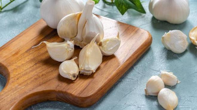 5. BAHARATLARLA SAKLAMA YNTEM<p>    Sarmsaklar uzun sre taze tutmak iin farkl baharatlarla da saklayabilirsiniz. Sarmsa, kekik, defne yapra ve karabiber gibi doal baharatlarla birlikte saklamak, hem lezzetini artrr hem de rmesini engeller. Baharatlar, sarmsan etrafndaki nemi emer ve doal bir koruma salar. Sarmsaklar bir kavanoza yerletirip, zerine bu baharatlar ekleyerek, serin bir yerde saklayabilirsiniz. Baharatl sarmsak, zellikle et yemekleri ve kzartmalar iin ideal bir lezzet kayna olur.