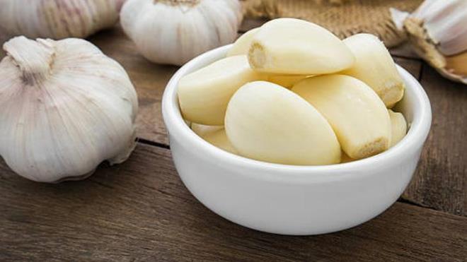 3. SARIMSAKLARI DONDURUN<p>    Eer sarmsaklar ok fazla miktarda alyorsanz ve tketmeden nce bozulmasndan endie ediyorsanz, onlar dondurmak mkemmel bir zm olabilir. Sarmsaklar soyup, dorayarak ya da btn halde dondurabilirsiniz. Dondurulmu sarmsak, uzun sre taze kalacak ve ii boalmadan kullanlabilir. Dondurduktan sonra sarmsan aromas biraz daha younlaabilir, ancak bu, birok yemek iin olduka faydaldr. Dondurulmu sarmsa yemeklerinize ilave etmek iin dorudan kullanabilirsiniz, zlmesi gerekmez.