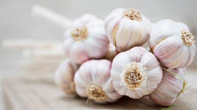 <h2>2. SARIMSAKLARI BTN HALDE SAKLAYIN</h2><p>  Sarmsaklar tek tek ayrmak, ilerinin hzlca boalmasna neden olabilir. Bu yzden sarmsa mmknse btn halde saklamak ok daha salkldr. Btn ba halinde sakladnz sarmsaklar, daha uzun sre taze kalr ve ii boalma eiliminde olmaz. Ayrca, sarmsa bir kese iinde veya sepet gibi hava alan bir kapta saklamak, onun taze kalmasn salar. Btn sarmsaklar tek tek ayrmamaya zen gsterin.