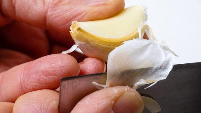 6. SARIMSAK SRKES YAPIN  <p>  Sarmsaklar saklamak iin bir dier pratik ve etkili yntem ise sarmsak sirkesi yapmaktr. Birka di sarmsa soyup, bir kavanoza yerletirdikten sonra zerine beyaz sirke ekleyebilirsiniz. Bu karm buzdolabnda sakladnzda, sarmsaklar hem taze kalacak hem de sirkenin asidik zellii sayesinde bozulma ve ii boalma gibi sorunlarla karlamazsnz. Ayrca, sarmsak sirkesi, yemeklere eklenerek salkl ve lezzetli bir tat verir.