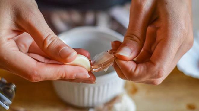 Sarmsak, mutfamzn olmazsa olmaz lezzetlerinden biri olsa da, doru saklanmadnda hzla bozulabilir ve ii boalabilir. Peki, sarmsaklarn uzun sre taze kalmas iin ne yapmalyz? ou kii, sarmsaklar birka gn iinde kullanmak zorunda kaldn dnr. Ancak, baz doal yntemlerle sarmsaklar aylarca taze tutmak mmkn. Hem lezzetinden dn vermeden hem de iinin boalmasn engelleyerek sarmsaklarnz uzun sre saklayabilirsiniz. te sarmsaklarn mrn uzatmann ve ilerini korumann srlar!