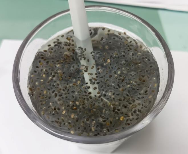 BU ECEK NASIL YAPILIR?    Bu iecei yapmak olabildiince kolaydr. Bir yemek ka chia tohumunu bir bardak suda bir gece bekletin. Sabah bir tutam safran ekleyin ve iyice kartrn.