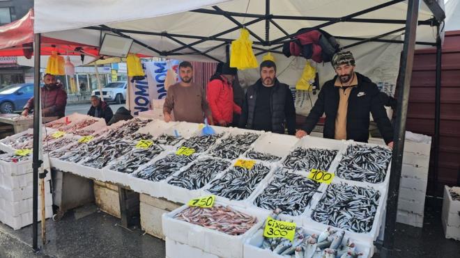 Karadeniz?de yaanan bollukla birlikte palamut fiyatlar, tezgahlarda 3 tanesi 100 liraya kadar dt dnemleri grd. Palamut avcl sona ererken, hamsi av da balklarn yzn gldrd. Zonguldak?ta bolca avlanan hamsi, kilosu 75 liraya tezgahlarda yerini ald.