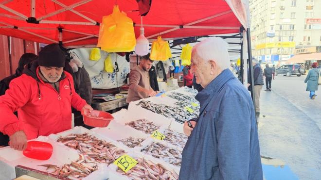 Kk balklarda kota uygulamasnn geleneksel balkla katk saladn syleyen Kilimli Su rnleri Kooperatifi Mdr Blent Aksu, ?Sezon iinde hamsi avcl devam ediyor. Geleneksel avcl arttrmak iin hamside bir kota uygulamas balad. Tekne boyuna, a yapsna gre balklara kotalar verildi. Bu kotalar tarm mdrlkleri denetliyor. Karaya Ereli, Kozlu ve Kilimli limanlarndan kyor. Sezon banda vatanda ucuz balk yiyecek demitik. Evet, palamut ucuz yendi, hamsi de ayn ekilde tezgahlarda 75-100 lira arasnda devam ediyor. Srdrlebilir balklk kota uygulamasyla devam ediyor. Vatanda ucuz balk yemeye devam edecek? dedi.