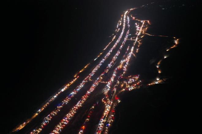 <p>Yurt dndaki Suriyelilere seslenen Muhalifler, zgr Suriye'ye geri dnmeleri ars yapt.&nbsp;<br><br>Suriyelilere ikence ve insanlk d muamelelerde bulunmasyla bilinen Sednaya Hapishanesi'nde mahkumlar Muhalifler tarafndan serbest brakld.</p>  <p>Muhalifler, tm mahkumlarn serbest braklacan duyurdu.</p>