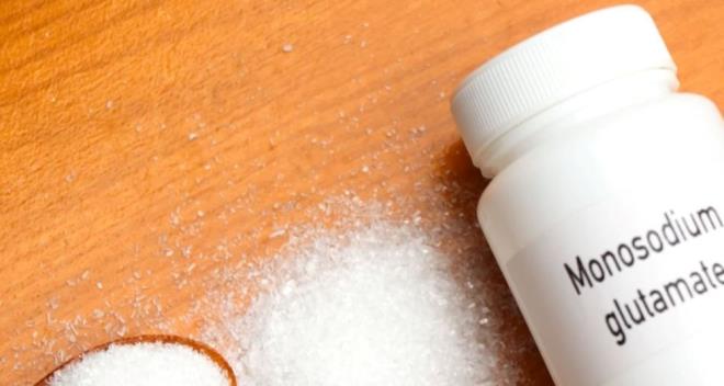 in tuzu ile ilgili salk endieleri ilk olarak 1968 ylnda ortaya kt. zellikle ABD'de yaplan almalar, MSG olarak da bilinen in tuzunun terleme, gs ars, boyun sertlii ve dier baz yan etkilere neden olabileceini belirtti.