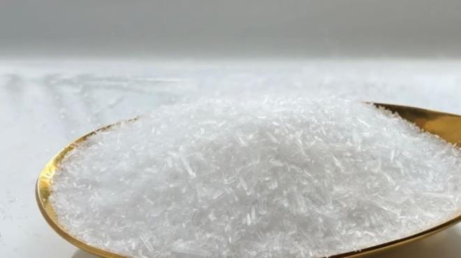 in tuzu tketiminin migren ataklarn tetikledii ve cilt sorunlarna neden olduu da tahmin ediliyor. Ancak bilim dnyas bu konuda ikiye ayrlm durumda. Baz uzmanlar, in tuzunun sanld kadar tehlikeli olmadn savunurken, bazlar ise in tuzu tketiminin insan sal iin eitli zararlar olduu konusunda olduka srarc.