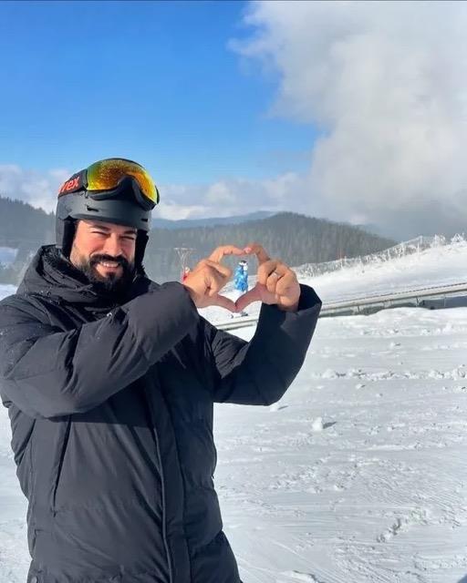 Baarl oyuncular Fahriye Evcen ve Burak zivit son olarak ailecek gittikleri kar tatilinden keyifli anlar takipileriyle paylat.