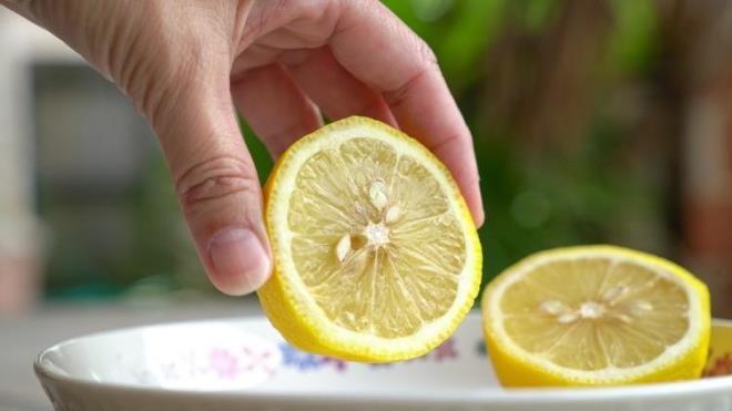 Limonlu Su<p>    Ayn ekilde iki bardak scak suyu airfryer haznesine dkn. Limon dilimlerini hazneye ekleyerek 15 dakika bekletin. Bu yntem hem ya lekelerinin kolayca kmasn salar hem de mis gibi bir koku yayar.