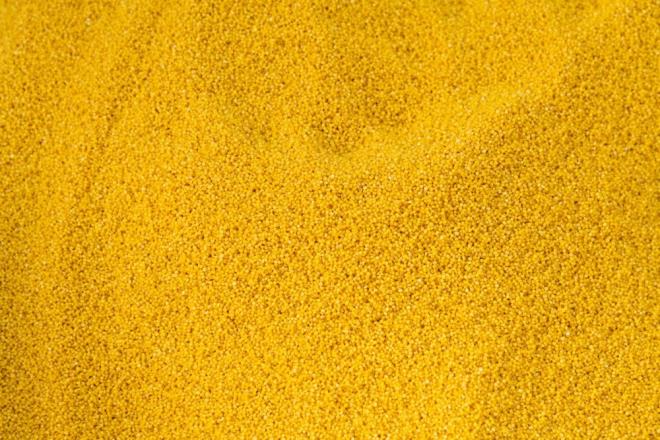 <h2>DARI NASIL TKETLR?</h2>                <p>Dar, tpk pirin gibi pilav yapmnda kullanlabilir. Pilav yaparken dar, su veya et suyu ile piirilir ve zerine farkl sebzeler veya baharatlar eklenebilir.<br><br>Piirilmi dar, souduktan sonra taze sebzelerle kartrlarak besleyici bir salata haline getirilebilir. zellikle nane, maydanoz, limon suyu ve zeytinya gibi malzemelerle hazrlanan salatalara gzel bir alternatif olur.<br><br>Dar taneleri tlerek un haline getirilebilir ve bu un, glutensiz ekmek, kek, biskvi ve eitli hamur ileri yapmnda kullanlabilir.<br><br>Dar lapas, zellikle Asya ve Afrika?da kahvaltlarda sklkla tketilen bir besindir. Piirilmi dar, st veya su ile kartrlarak, zerine meyveler, bal veya ceviz eklenerek besleyici bir kahvalt olarak tketilebilir.</p>