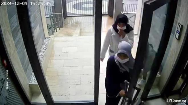 Evin ierisinde 14 dakika kalan pheliler iddiaya gre saklanan 100 bin dolar paray alarak kat. Eve geldiinde hrszl farkeden Y.N., polisi arayarak ikayette bulundu. Polis, phelileri yakalamak iin alma balatt.