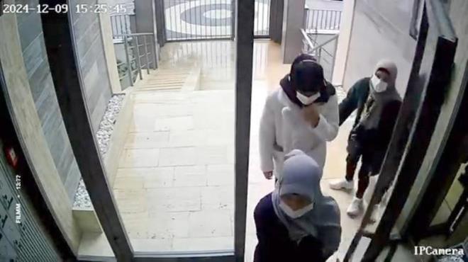 Grpnar Mahallesi'nde yabanc uyruklu Y.N.'nin oturduu binann nne nceki gn saat 15.30 sralarnda yzlerinde cerrahi maske olan 3 kadn geldi.