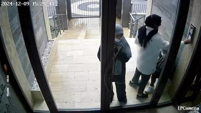 Kadnlardan biri ifreyi tulayarak binann d kapsn at.  kadn daha sonra Y.N.'nin oturduu evin kapsn zorlamadan ap ieri girdi.