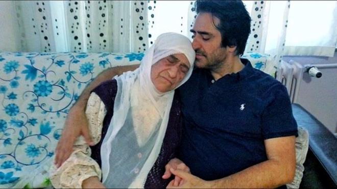 Krmzgl, szlerine "Ayrca basn mensuplarna, medya sektrnde emek verenlere, mzik ve sinema dnyasndaki dostlarma bu srete gsterdikleri duyarllk ve destek iin ok teekkr ediyorum. Acmz paylaan, bizleri yalnz brakmayan her birinize sonsuz kranlarm sunarm. Sizin desteiniz, bu zor gnlerde benim iin en byk teselli oldu. Teekkr ederim" diye devam etti.