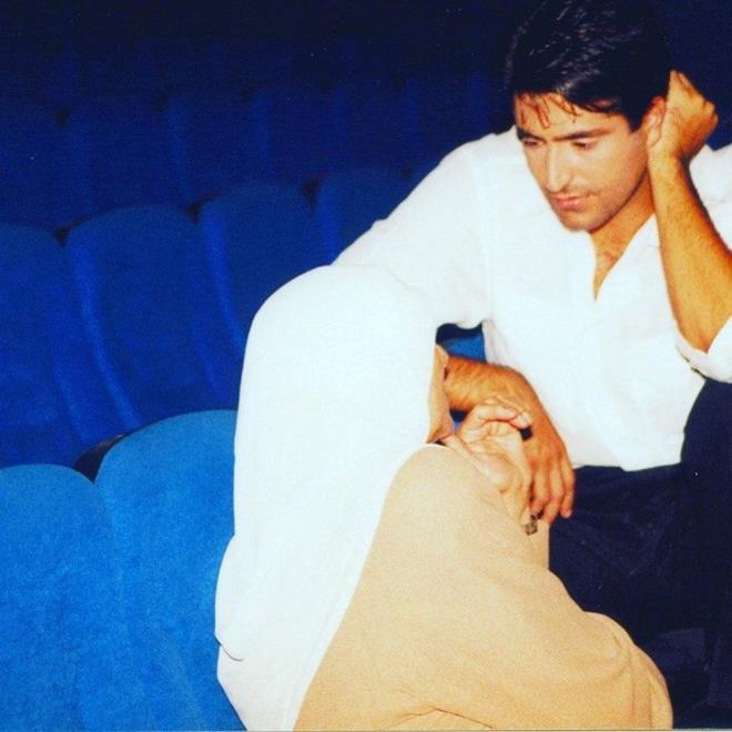 Ayrca Mahsun Krmzgl, 1998 ylnda ?Yklmadm?? arksna ektii klipte, annesi Faike Bazencir ile birlikte kamera karsna gemiti.