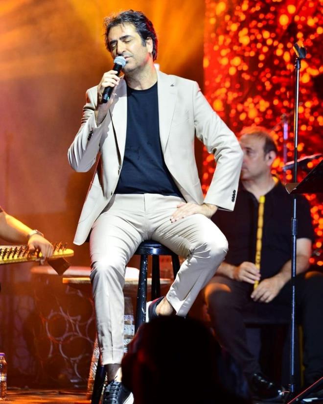 "EN BYK GNL SIZIM"  <p>  te yandan Mahsun Krmzgl, aylar nce de annesinin Alzheimer olduunu aklam ve u ifadeleri kullanmt:<br>    "En byk gnl szm. Sizi douran anne, bir gn geliyor ocuklayor. Annem beni tanmyor. Allah herkese yardmc olsun. an en byk hastal... Salnda yannda bulunduumuz anne-babalarmzn zor zamanlarnda yannda olmak durmak gerekiyor."