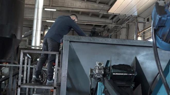 ''BLMSEL ALIMALAR YAPILIYOR''  <p>    ay pnden arta kalan sv ile retilen gbre noktasnda akademik almalarn yrtldn belirten Bakan Rahmi Metin "u anda Almanya ve Grcistan'dan talep geldii iin oralara gnderdik ama biz daha ok i piyasada tketmek istiyoruz. Trkiye'de 25-30 ehirden satlarmz var mangal kmr olarak ama asl gelir inallah nmzdeki gnlerde organik gbreyle elde edilecek. u anda 3-4 tane niversite de gerekli bilimsel almalar yaplyor. Akademik almalar yaplyor. ay dalndan yaplan organik gbre diye literatre girdi artk. Ondan sonra her rne ne kadar ne dozda verilecek diye bunlarn almas yaplp organik gbremizi de sahaya sreceiz" ifadelerini kulland.