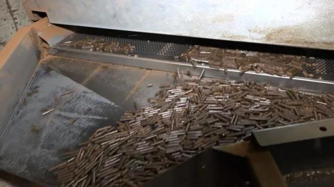 AY PLER, MANGAL KMRNE DNTRLYOR    <p>  ay pnn yzde 100'nn atl olmaktan karak ekonomiye kazandrldna vurgu yapan Rize Belediye Bakan Rahmi Metin "Burada ay fabrikalarmzdan atl olarak retilen ay p diye nitelendirdiimiz atklar fabrikamza geliyor. Peletten karbona ve mangal kmrne dnyor. Ve bizim plerimizin yzde 30'u karbon neticesinde mangal kmrne dnyor. Yzde 30'u svya dnp organik gbre oluyor, odun sirkesi de deniyoruz ona. Yine yzde 25 metan gaz ve bu da ieride enerji olarak kullanlmak zere yzde 100'n deerlendiriyoruz. Ayn zamanda fabrikamzn zerinde gne panelleriyle 620 KW'lk gne panelleriyle elektrik retiyoruz. 70'in zerinde personelimiz alyor" dedi.