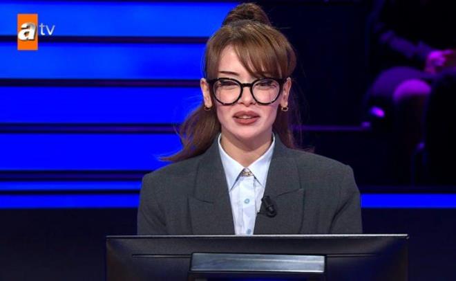 Programa katlan Derya Gcm isimli yarmac, baarl performansyla gz doldurdu ve ikinci baraj sorusuna kadar kolaylkla ilerledi.