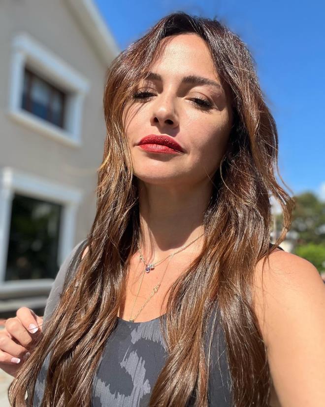 imdilerde 'Annem Ankara' dizisinde Mehmet Gnsr?n hayat verdii Hasan?n yasak iliki yaad kadn 'Nazan' olarak seyirci karsnda olan Sinem Uslu, baarl oyunculuk kariyerinin yanndan sosyal medya paylamlaryla da adndan sz ettiriyor.