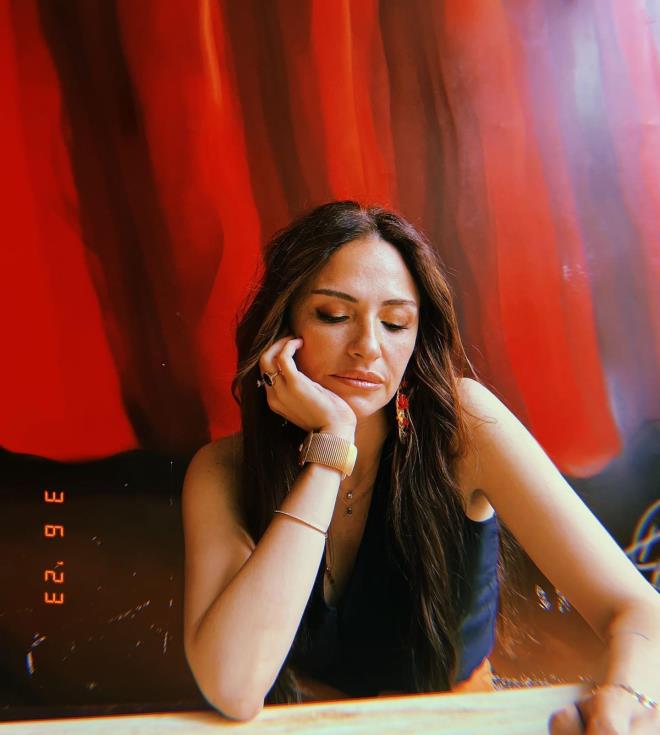 2019 ylnda ikiz ocuklar Mustafa ve Kemal'i kucana alan oyuncu, ilk kez anne olmann heyecann yaamt. Uzun sredir ekranlardan uzak olan ve oullaryla ilgilenen isim, ekranlara geri dnd.