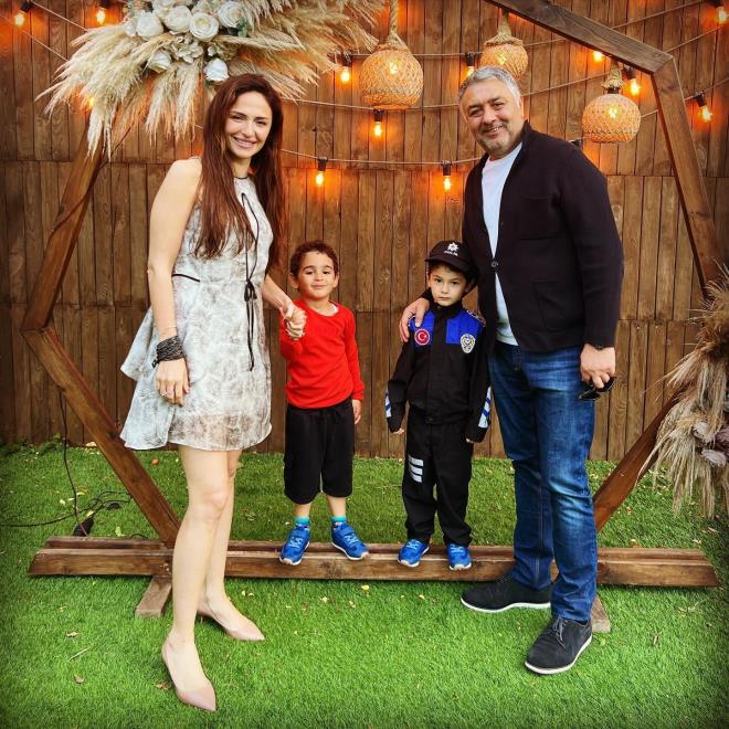 Gzel oyuncu Sinem ztrk, ?Mslm?, 'Cep Herkl: Naim Sleymanolu' ve ?Ayla? gibi byk gie baars elde eden filmlerin yapmcs Mustafa Uslu ile 2016 ylnda evlendi.