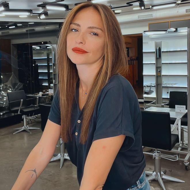 9 Ocak 1985 ylnda stanbul'da dnyaya gelen isim, 374 bin takipisinin olduu Instagram hesabndan yaynlad pozlarla sevenlerinden tam not alyor. Uslu'ya, 'Yllar getike gzelleiyor', 'Yllara meydan okuyor', 'Her hali ok gzel' gibi yorumlar geliyor.