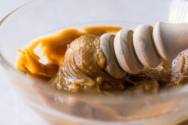 Tahin ve pekmezin tketimi ile ilgili yaplan bu hata ise iki salkl besinin faydalarndan bir arada yararlanma istei sonucu ortaya kyor. Tahin ve pekmezin ierdii kalsiyum ve demir kartrlarak tketildiine tepkimeye girebiliyor ve bu da iki besinin faydalarn da sfrlayabiliyor.