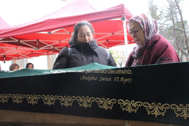 ''SEN ETM EHDSN''    Anne Akka, "Sen eitim ehidisin. Btn vatan ehitlerimize selam syle. Hepsi seni bekliyor. Hepsi sana kucak at. Hepsi yanlarna bekliyor. Sen nce Allah'a sonra da onlara emanetsin. Hepsine oka selam syle olum. Seni hi unutmayacam. 'Anne' dediini de unutmayacam. Benim sana hi hakkm yok. Sen bana hakkn helal et olum" diyerek gzyalarna bouldu.