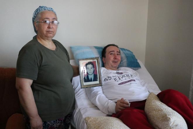 Bolu'da 30 Aralk 1993'de Mengen Lisesi'nde okul mdr Zihni Yetkin ve fen bilgisi retmeni Erdal Ycel'in saldrsna urayarak fel kalan ve o dnemde lise son snf rencisi olan brahim Akka, 31 yllk yaam mcadelesini dn kaybetti.