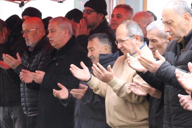 'MDR, 12 YILLIK CEZANIN 4 YILINI YATTI''    ocuunun dayak yediini fark ettiinde btn ailelere gidip uyarlarda bulunduklarn belirten anne Mahinur Akka, "Bunu biz yaadk. Kimse yaamad. 31 yl boyunca biz yanndaydk. Elimizden geleni yaptk. O zamanlar gentik. Srekli yannda oldum. Evladm elimden kayp gitti. Mdre 12 yl ceza verdiler. Bu srecin sadece 4 yln yatt. Daha sonra i verdiler ona. Sabah ie gitti akamna kt. Bu ona dl oldu. Biz o zamanlar dier ailelere uyarlarda bulunduk. 'Dikkat edin' dedik. 'retmenler ocuklar dvyor' dedik. Dikkatli olmalarn istedik. Birok kii, bu kiilerden ikayeti oldu. retmenler, ocuklar hep dvd. Biz ocuumuza hep baktk, yannda durmaya altk. Her iine kotuk, yannda durduk. Ama bugn son yolculuuna uurluyoruz" diye konutu.