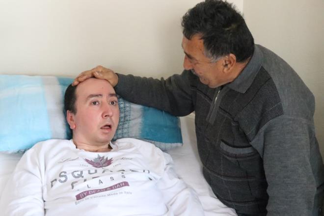 ''HBR HTYACINI KARILAYAMADI''    Aabeyinin retmen ve mdr tarafndan dvlmesinin ardndan fel kaldn ve 31 yllk srete hayatn yaayamadn vurgulayan kardei Aysel Akka, "Dnecek bir ey kalmad. Sonu ortada. Neler neler yaamadk ki. 31 ylda ne o yaad ne biz yaadk. Hibir ihtiyacn karlayamad. Gezemedi, elenemedi. 'Acktm', 'Su istiyorum' diyemedi. Biz mdrn tekrar yarglanmasn istiyoruz. Ceza almayan retmenin ceza almasn istiyoruz. Bunlarn birisi stanbul'da, dieri Mengen'de yayor. Sokaa kyorlar. Toplumda karlk gryorlar. Hem mdr hem de o retmen toplumda karlk grmesin. Utanmadan insanlarn iine kyorlar. Toplumda karlk grmesin vicdanszlar" dedi.