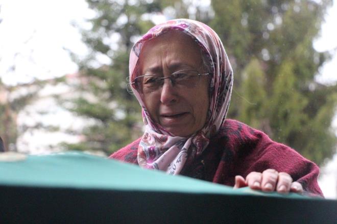 Cenaze namaz klnmadan nce brahim Akka'n annesi Mahinur Akka, tabutun banda duygu dolu anlar yaad.
