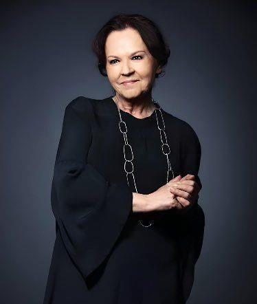 Ak- Memnu dizisinde canlandrd 'ayeste' karakteri ile hafzalarda yer edinen Yeilam'n usta ismi Fatma Karanfil, bir sredir mcadele ettii kansere yenilerek 4 Haziran 2024 tarihinde vefat etti.